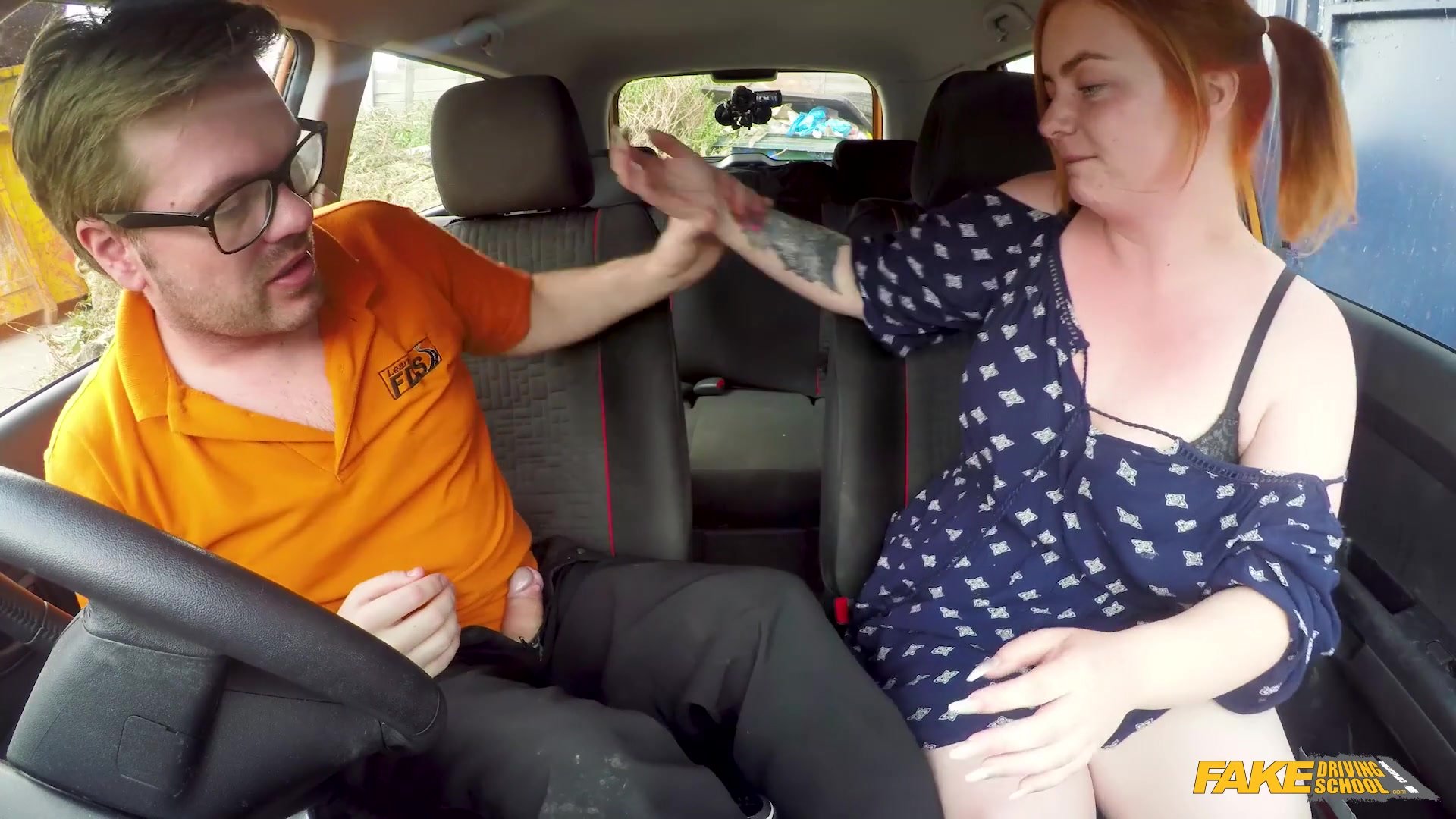 Sahte direksiyon hocası arabada ateşli kızılı arkadan deliyor